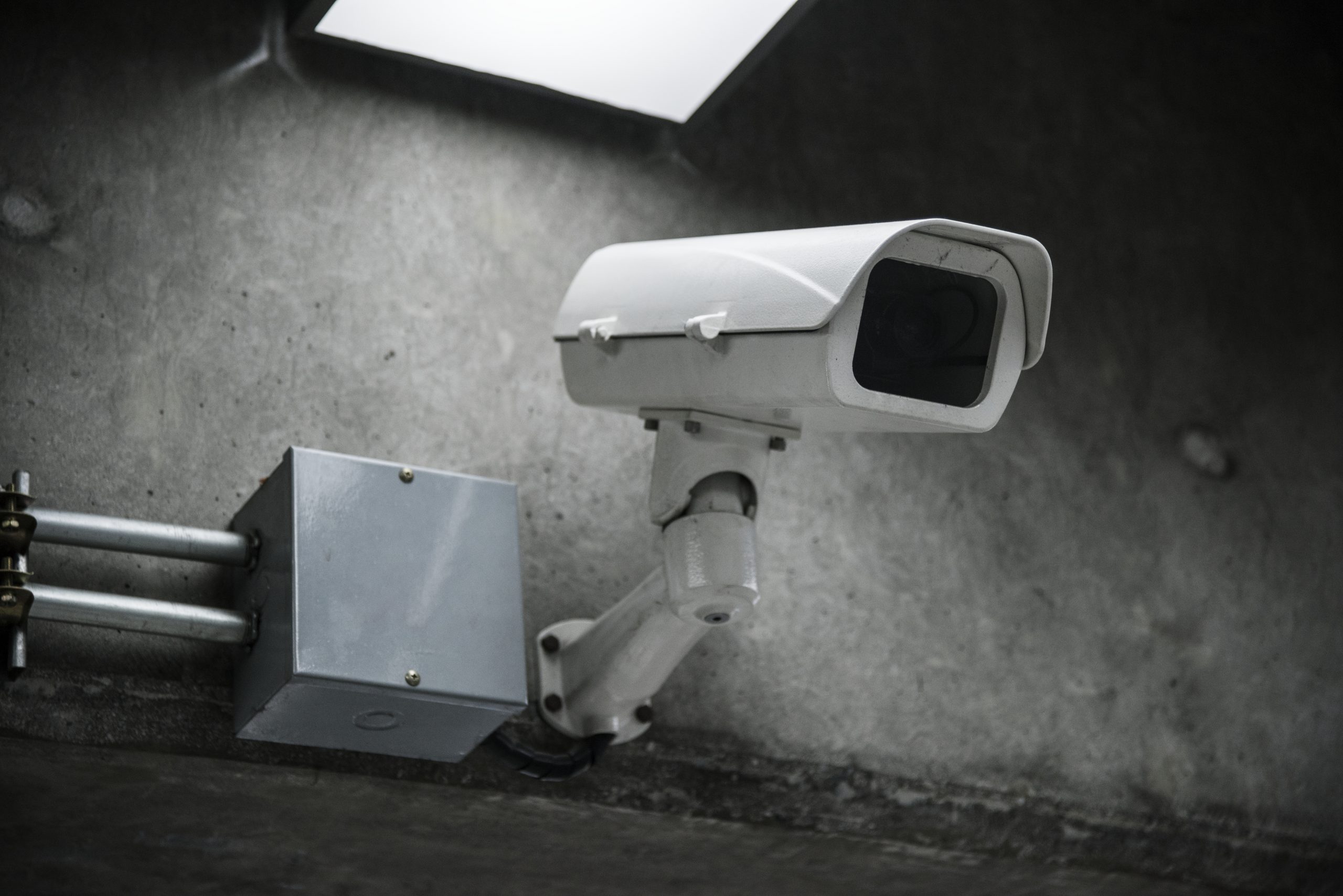 caméra de surveillance sur un mur