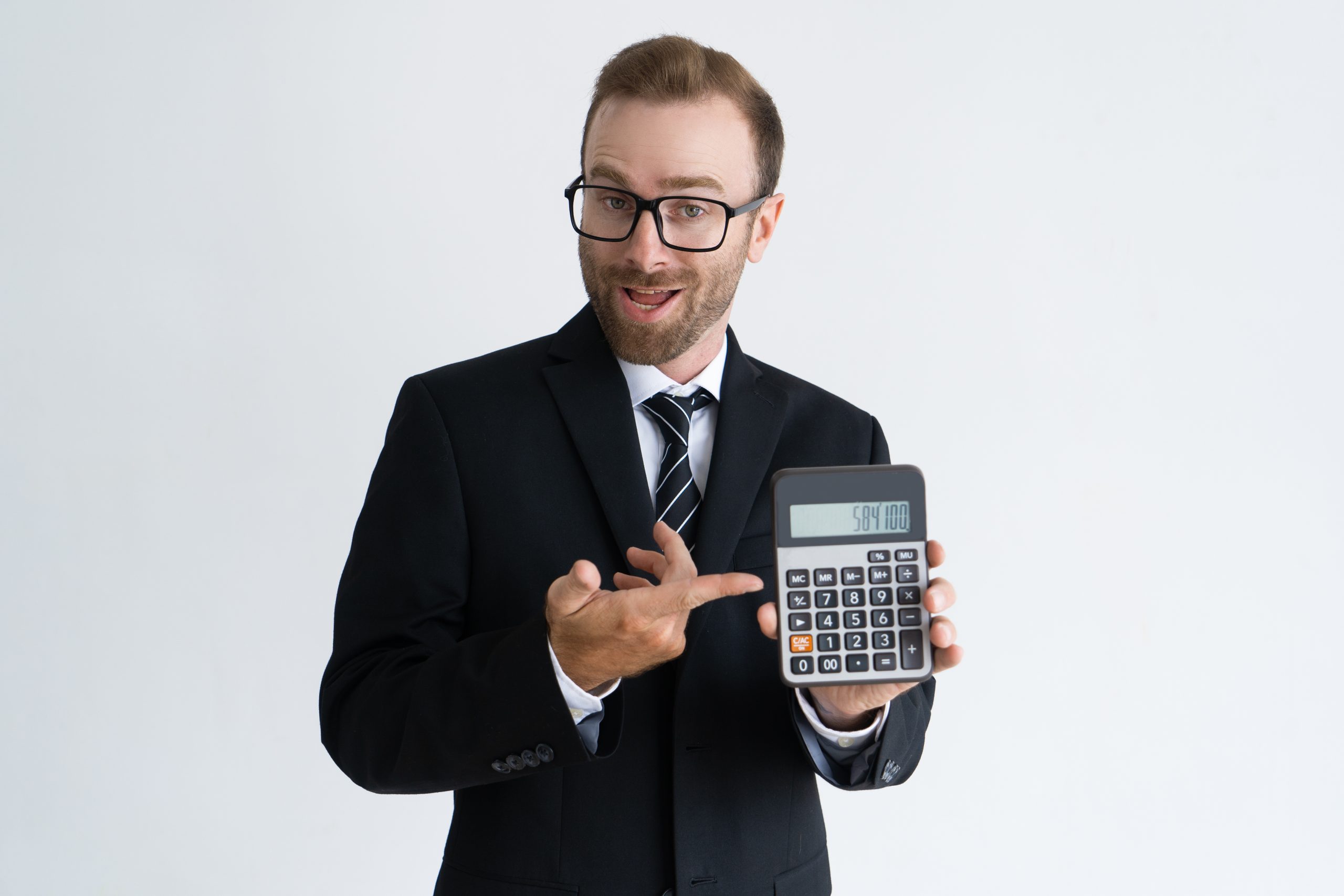 Homme en costume montrant une calculatrice