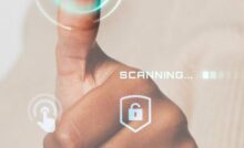 Doigt avec empreinte digitale scannée par un système biométrique, illustrant la technologie de reconnaissance digitale sécurisée.